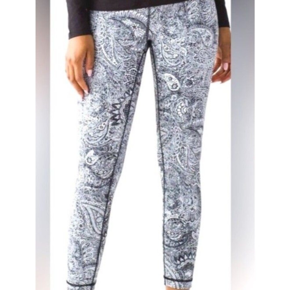 Lululemon Size 8 Wunder Under  Leggings 28” Black White Paisley